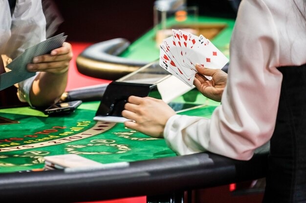 Live Andar Bahar table showing central key card and left/right betting zones